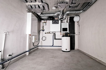 Kellerzentrale mit Lüftungsgerät, Solarspeicher und Gas- Brennwertgerät